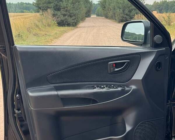 Черный Хендай Туксон, объемом двигателя 2 л и пробегом 209 тыс. км за 7600 $, фото 12 на Automoto.ua