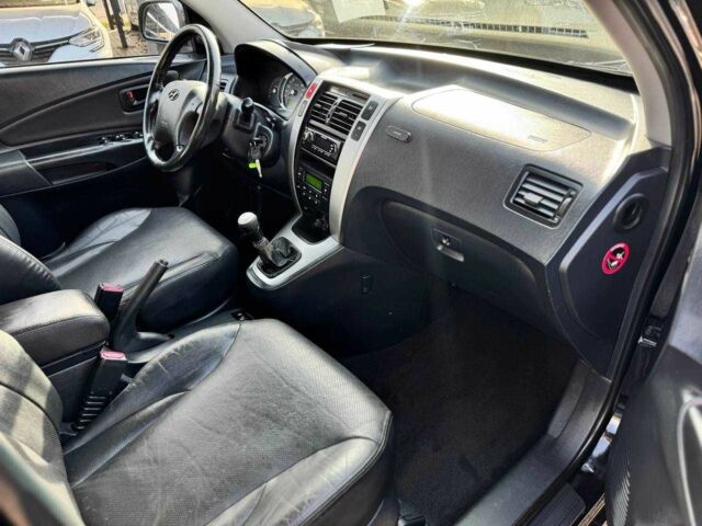 Чорний Хендай Туксон, об'ємом двигуна 2 л та пробігом 207 тис. км за 8000 $, фото 14 на Automoto.ua