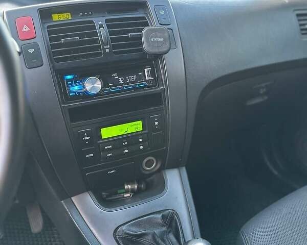 Черный Хендай Туксон, объемом двигателя 2 л и пробегом 235 тыс. км за 6700 $, фото 11 на Automoto.ua