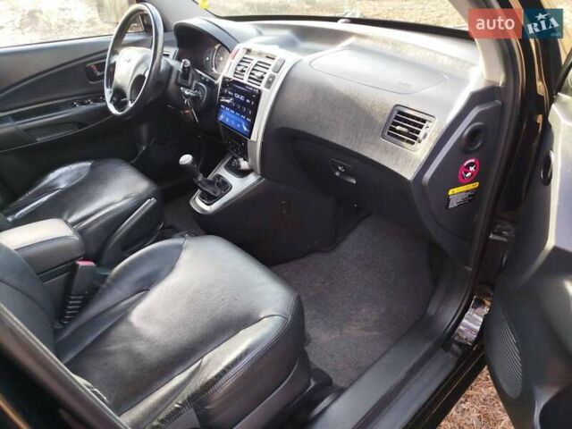 Черный Хендай Туксон, объемом двигателя 2 л и пробегом 195 тыс. км за 8300 $, фото 7 на Automoto.ua