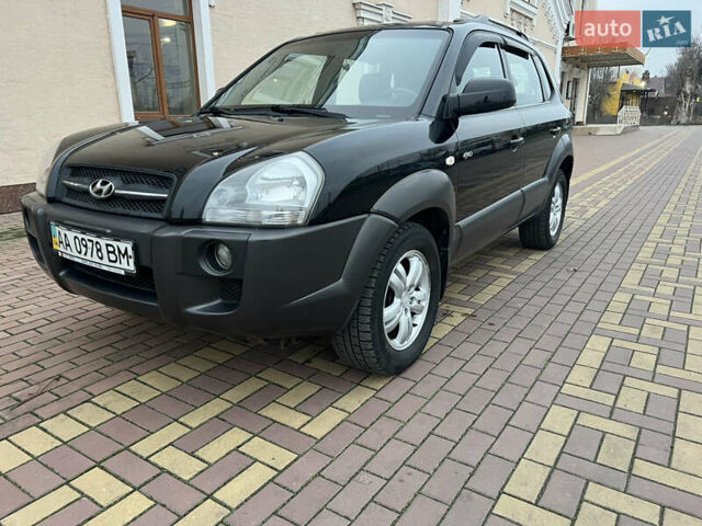 Черный Хендай Туксон, объемом двигателя 1.98 л и пробегом 227 тыс. км за 6900 $, фото 5 на Automoto.ua