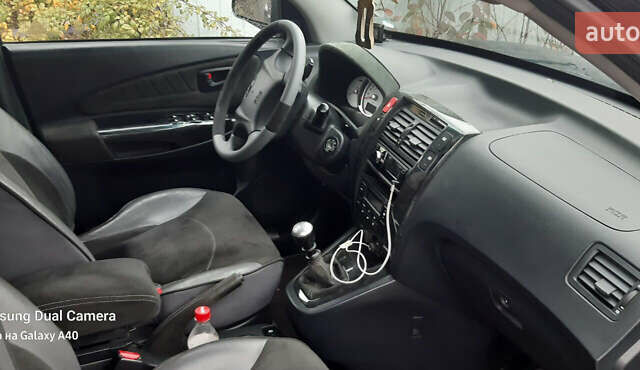 Чорний Хендай Туксон, об'ємом двигуна 1.99 л та пробігом 243 тис. км за 8850 $, фото 2 на Automoto.ua