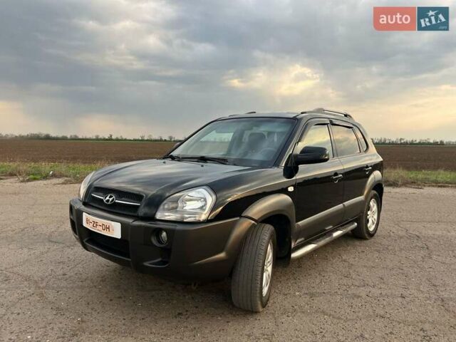 Черный Хендай Туксон, объемом двигателя 2 л и пробегом 168 тыс. км за 8000 $, фото 3 на Automoto.ua