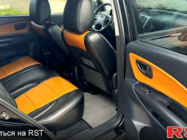 Черный Хендай Туксон, объемом двигателя 2 л и пробегом 192 тыс. км за 7700 $, фото 6 на Automoto.ua