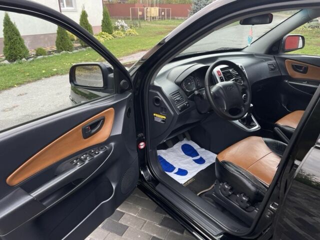 Черный Хендай Туксон, объемом двигателя 2 л и пробегом 163 тыс. км за 7700 $, фото 5 на Automoto.ua
