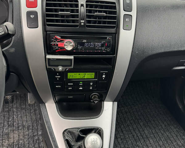 Черный Хендай Туксон, объемом двигателя 2 л и пробегом 201 тыс. км за 7750 $, фото 39 на Automoto.ua