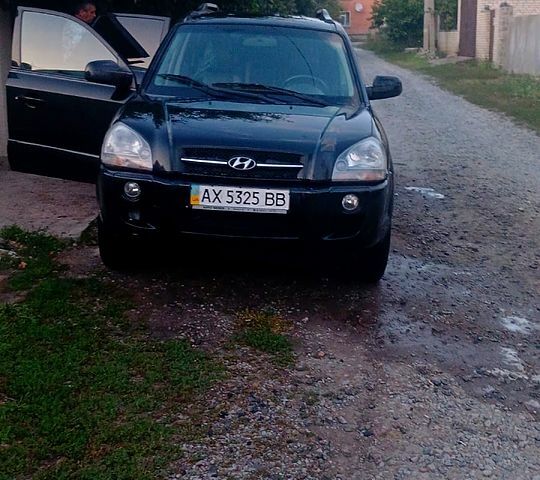 Чорний Хендай Туксон, об'ємом двигуна 2 л та пробігом 230 тис. км за 7000 $, фото 2 на Automoto.ua