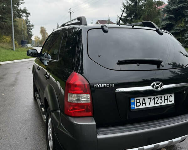 Черный Хендай Туксон, объемом двигателя 2 л и пробегом 209 тыс. км за 7800 $, фото 8 на Automoto.ua