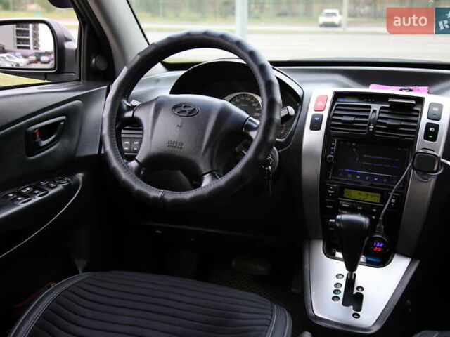 Черный Хендай Туксон, объемом двигателя 2.66 л и пробегом 217 тыс. км за 8600 $, фото 10 на Automoto.ua