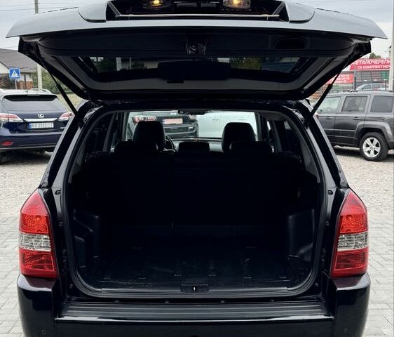 Черный Хендай Туксон, объемом двигателя 2 л и пробегом 163 тыс. км за 8400 $, фото 5 на Automoto.ua
