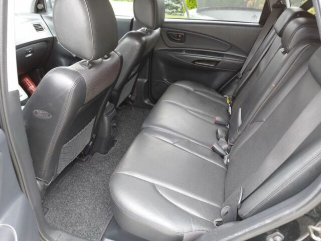 Черный Хендай Туксон, объемом двигателя 2 л и пробегом 298 тыс. км за 2200 $, фото 6 на Automoto.ua