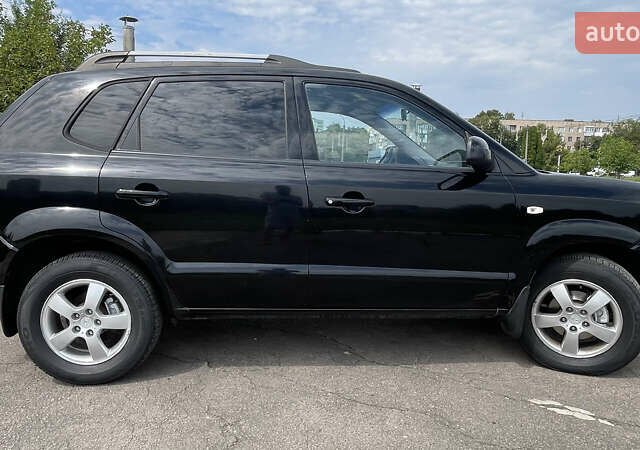 Черный Хендай Туксон, объемом двигателя 2 л и пробегом 236 тыс. км за 6950 $, фото 6 на Automoto.ua