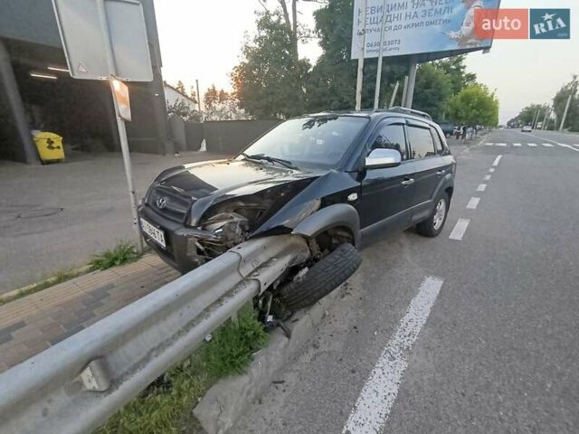 Черный Хендай Туксон, объемом двигателя 2.7 л и пробегом 275 тыс. км за 5500 $, фото 2 на Automoto.ua