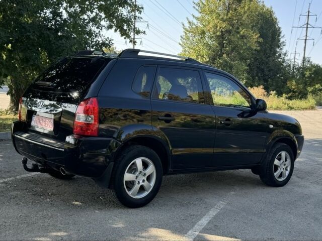 Черный Хендай Туксон, объемом двигателя 2 л и пробегом 266 тыс. км за 7700 $, фото 4 на Automoto.ua