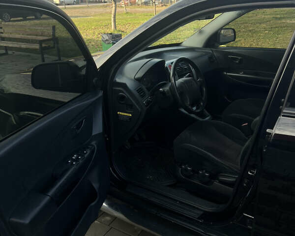 Черный Хендай Туксон, объемом двигателя 2 л и пробегом 355 тыс. км за 7000 $, фото 9 на Automoto.ua