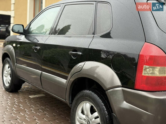 Черный Хендай Туксон, объемом двигателя 2 л и пробегом 256 тыс. км за 7450 $, фото 11 на Automoto.ua