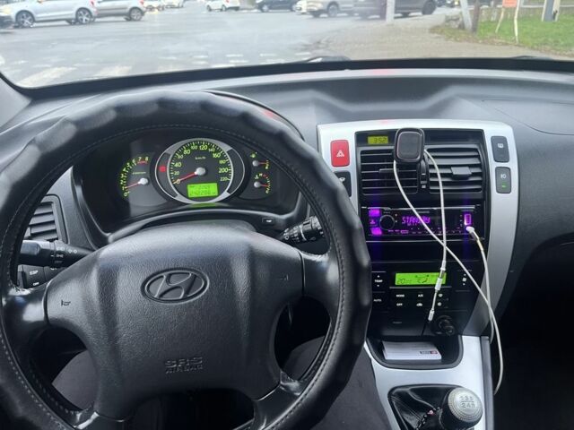 Черный Хендай Туксон, объемом двигателя 2 л и пробегом 242 тыс. км за 6999 $, фото 4 на Automoto.ua