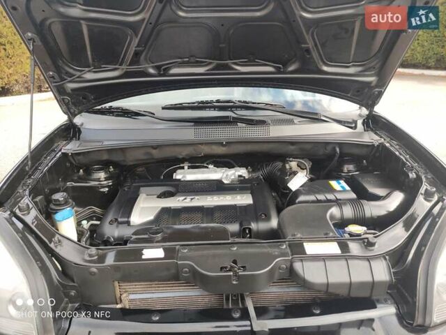 Черный Хендай Туксон, объемом двигателя 2 л и пробегом 237 тыс. км за 7999 $, фото 6 на Automoto.ua