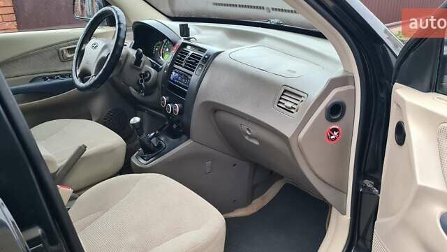 Черный Хендай Туксон, объемом двигателя 1.98 л и пробегом 277 тыс. км за 5350 $, фото 19 на Automoto.ua