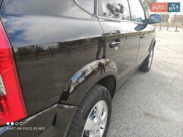 Черный Хендай Туксон, объемом двигателя 2 л и пробегом 237 тыс. км за 7999 $, фото 42 на Automoto.ua