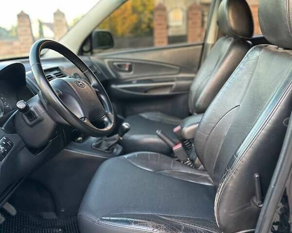 Черный Хендай Туксон, объемом двигателя 2 л и пробегом 235 тыс. км за 6700 $, фото 4 на Automoto.ua