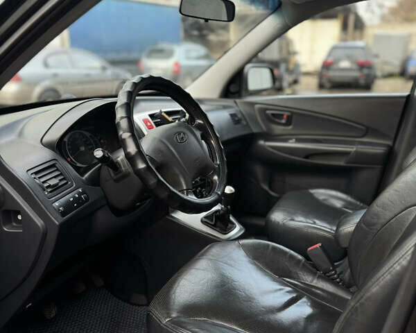 Черный Хендай Туксон, объемом двигателя 1.98 л и пробегом 198 тыс. км за 7500 $, фото 7 на Automoto.ua