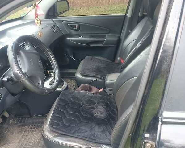 Черный Хендай Туксон, объемом двигателя 2 л и пробегом 220 тыс. км за 8300 $, фото 3 на Automoto.ua