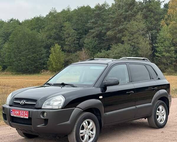 Черный Хендай Туксон, объемом двигателя 2 л и пробегом 209 тыс. км за 7600 $, фото 4 на Automoto.ua