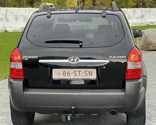 Черный Хендай Туксон, объемом двигателя 2 л и пробегом 216 тыс. км за 7500 $, фото 6 на Automoto.ua