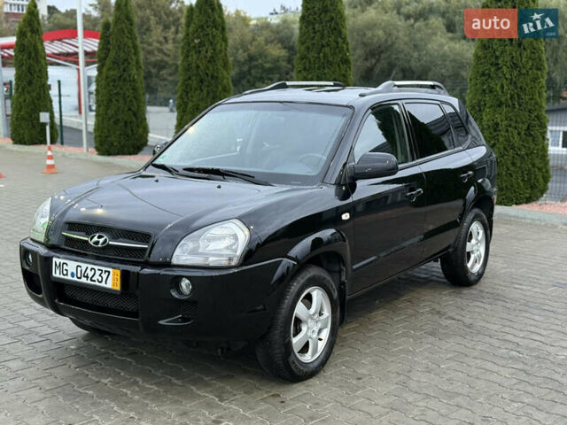 Чорний Хендай Туксон, об'ємом двигуна 2 л та пробігом 204 тис. км за 7750 $, фото 3 на Automoto.ua