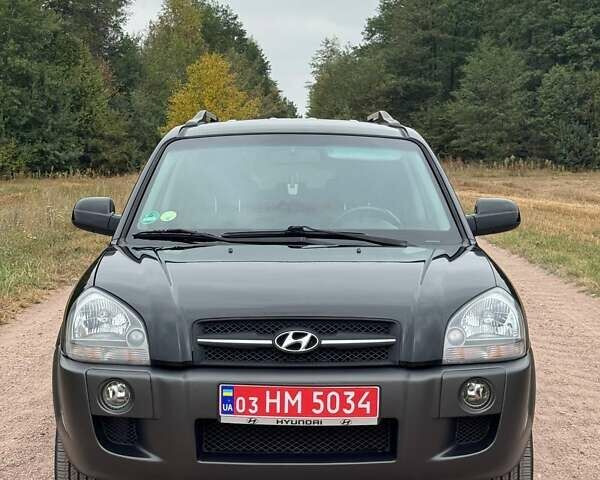 Черный Хендай Туксон, объемом двигателя 2 л и пробегом 209 тыс. км за 7600 $, фото 2 на Automoto.ua