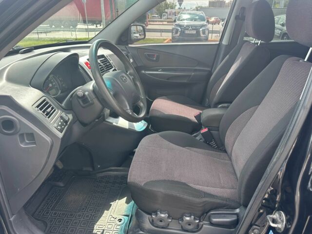 Чорний Хендай Туксон, об'ємом двигуна 2 л та пробігом 306 тис. км за 6900 $, фото 7 на Automoto.ua