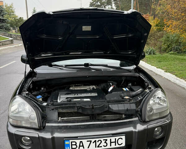 Черный Хендай Туксон, объемом двигателя 2 л и пробегом 209 тыс. км за 7800 $, фото 14 на Automoto.ua