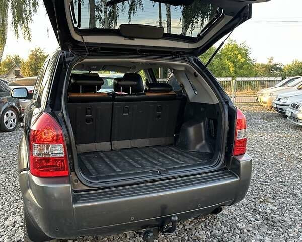 Черный Хендай Туксон, объемом двигателя 2 л и пробегом 225 тыс. км за 7350 $, фото 18 на Automoto.ua