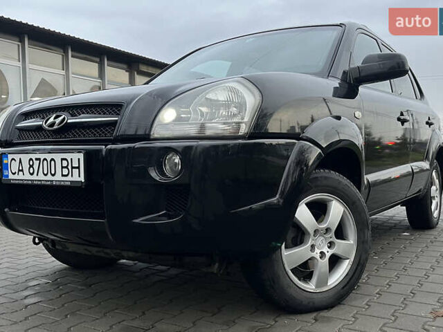 Черный Хендай Туксон, объемом двигателя 2 л и пробегом 242 тыс. км за 6999 $, фото 3 на Automoto.ua