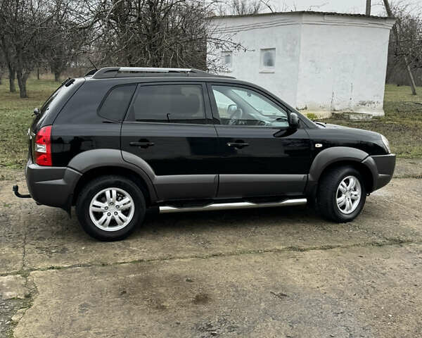 Черный Хендай Туксон, объемом двигателя 2 л и пробегом 201 тыс. км за 7750 $, фото 5 на Automoto.ua