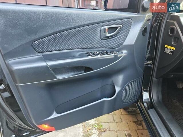 Черный Хендай Туксон, объемом двигателя 2 л и пробегом 247 тыс. км за 6300 $, фото 6 на Automoto.ua