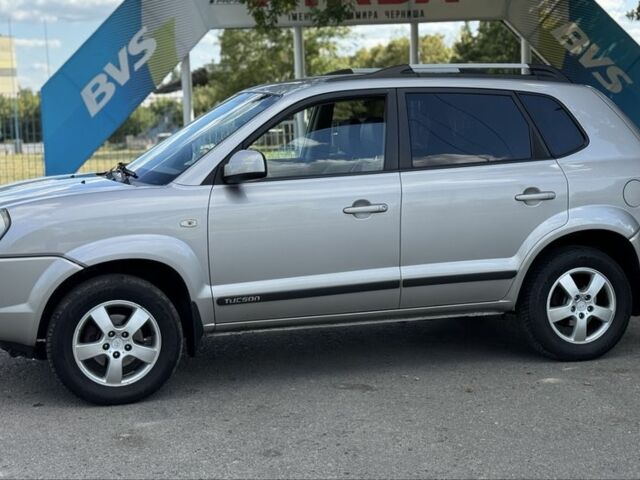 Черный Хендай Туксон, объемом двигателя 2 л и пробегом 266 тыс. км за 7700 $, фото 10 на Automoto.ua