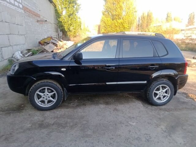 Черный Хендай Туксон, объемом двигателя 2 л и пробегом 203 тыс. км за 7500 $, фото 1 на Automoto.ua