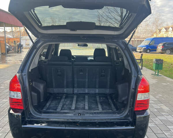 Черный Хендай Туксон, объемом двигателя 2 л и пробегом 355 тыс. км за 7000 $, фото 4 на Automoto.ua