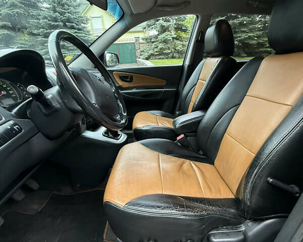 Черный Хендай Туксон, объемом двигателя 2 л и пробегом 209 тыс. км за 7800 $, фото 16 на Automoto.ua