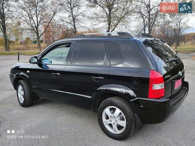Черный Хендай Туксон, объемом двигателя 2 л и пробегом 237 тыс. км за 7999 $, фото 1 на Automoto.ua