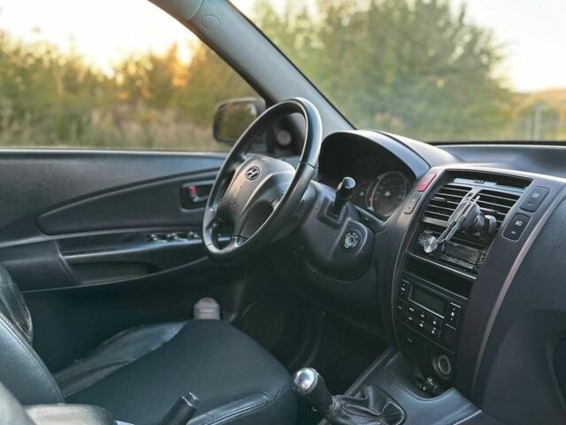 Чорний Хендай Туксон, об'ємом двигуна 2 л та пробігом 235 тис. км за 6700 $, фото 8 на Automoto.ua