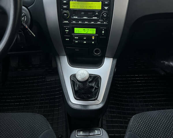 Черный Хендай Туксон, объемом двигателя 1.98 л и пробегом 227 тыс. км за 6900 $, фото 23 на Automoto.ua