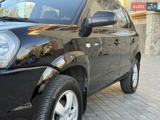 Черный Хендай Туксон, объемом двигателя 2 л и пробегом 249 тыс. км за 7450 $, фото 13 на Automoto.ua