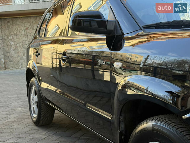Черный Хендай Туксон, объемом двигателя 2 л и пробегом 249 тыс. км за 7450 $, фото 14 на Automoto.ua