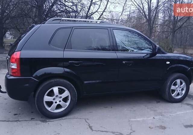 Черный Хендай Туксон, объемом двигателя 1.98 л и пробегом 320 тыс. км за 6300 $, фото 3 на Automoto.ua