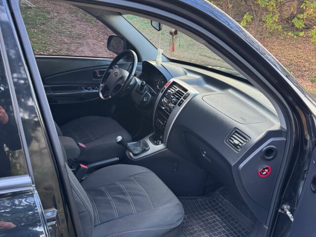 Черный Хендай Туксон, объемом двигателя 2 л и пробегом 210 тыс. км за 7200 $, фото 7 на Automoto.ua