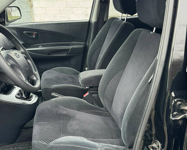 Черный Хендай Туксон, объемом двигателя 2 л и пробегом 201 тыс. км за 7750 $, фото 36 на Automoto.ua