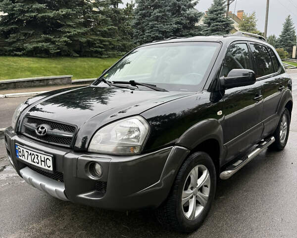 Черный Хендай Туксон, объемом двигателя 2 л и пробегом 209 тыс. км за 7800 $, фото 5 на Automoto.ua